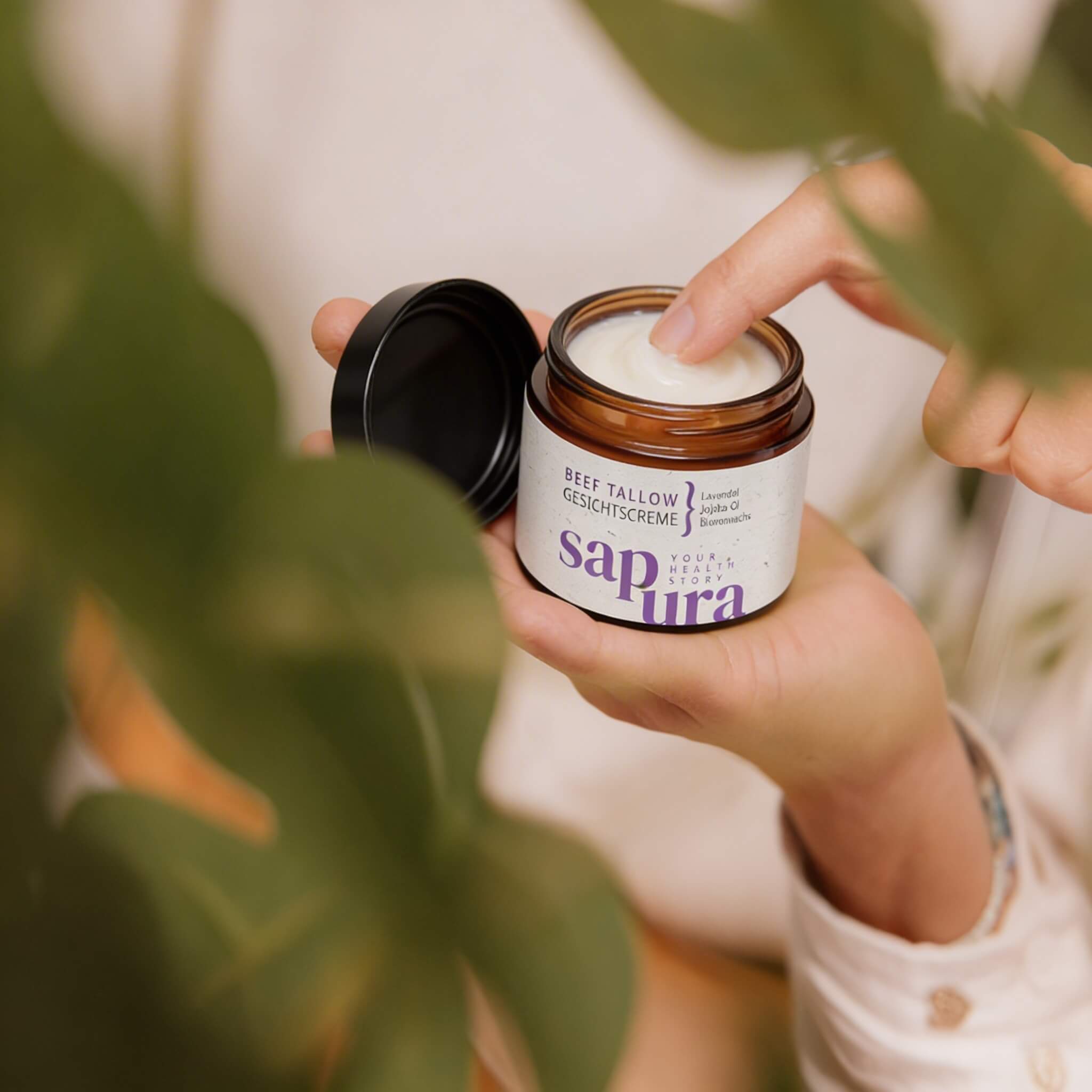 Finger in tallow creme