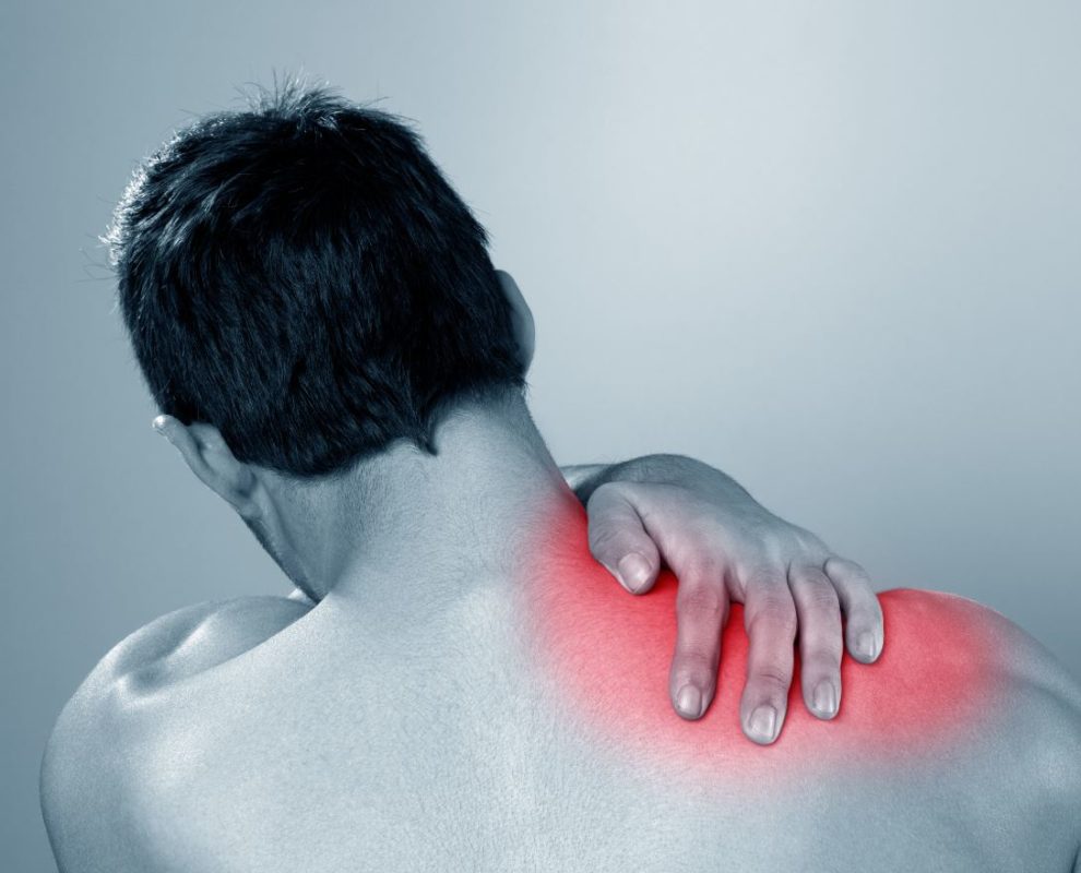 Frozen Shoulder Syndrom Mann packt sich an die Schulter
