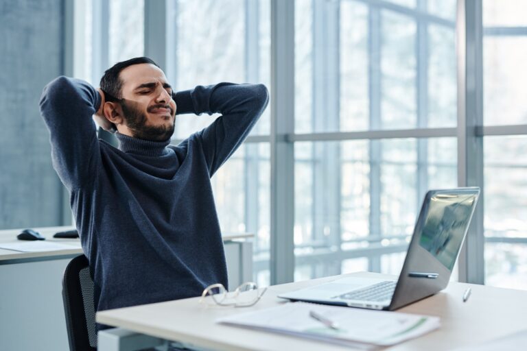Büro Schreibtisch Mann Rückenschmerzen